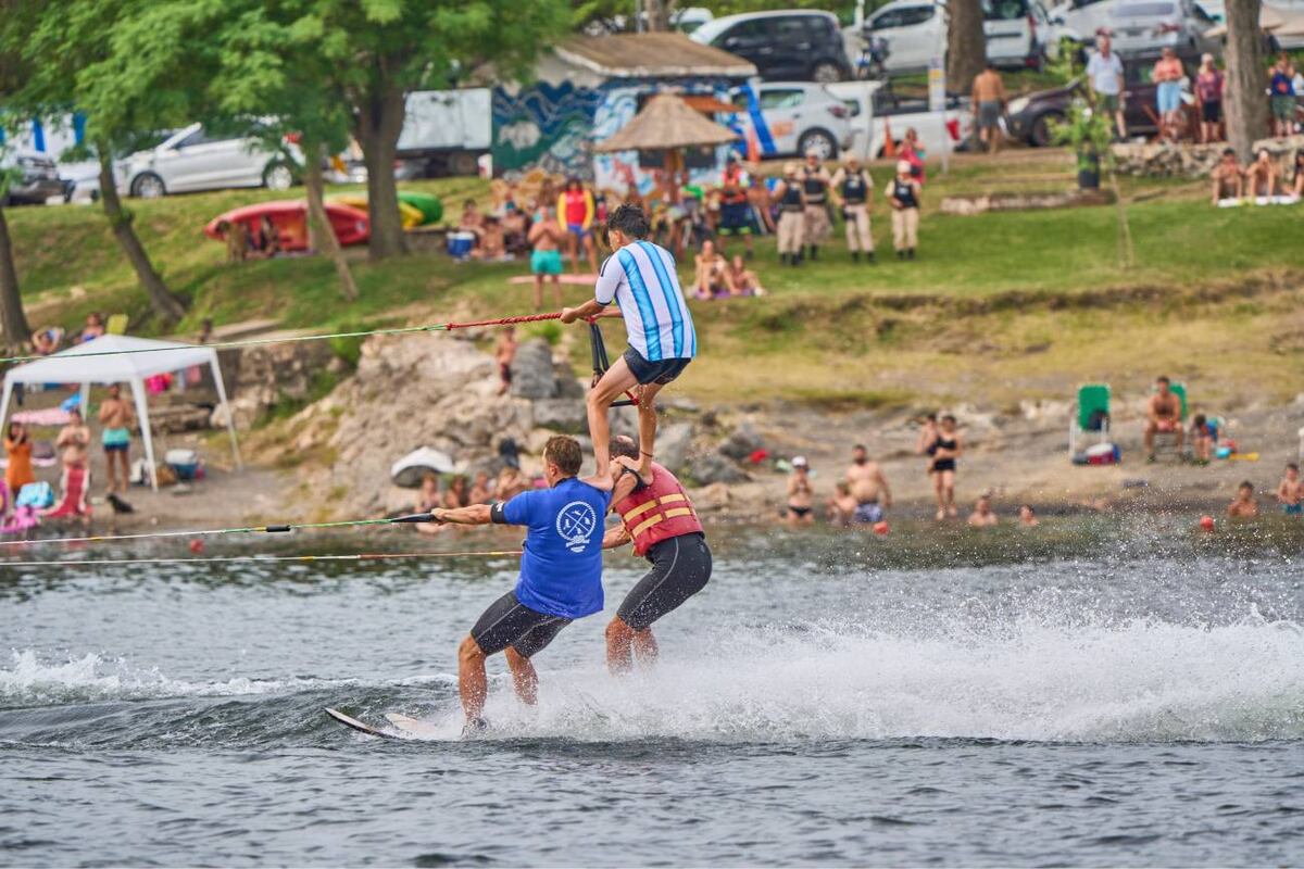 El lago de Embalse fue colmado con una demostración de esquí náutico de nivel internacional. (Prensa Gerard Le Moy).