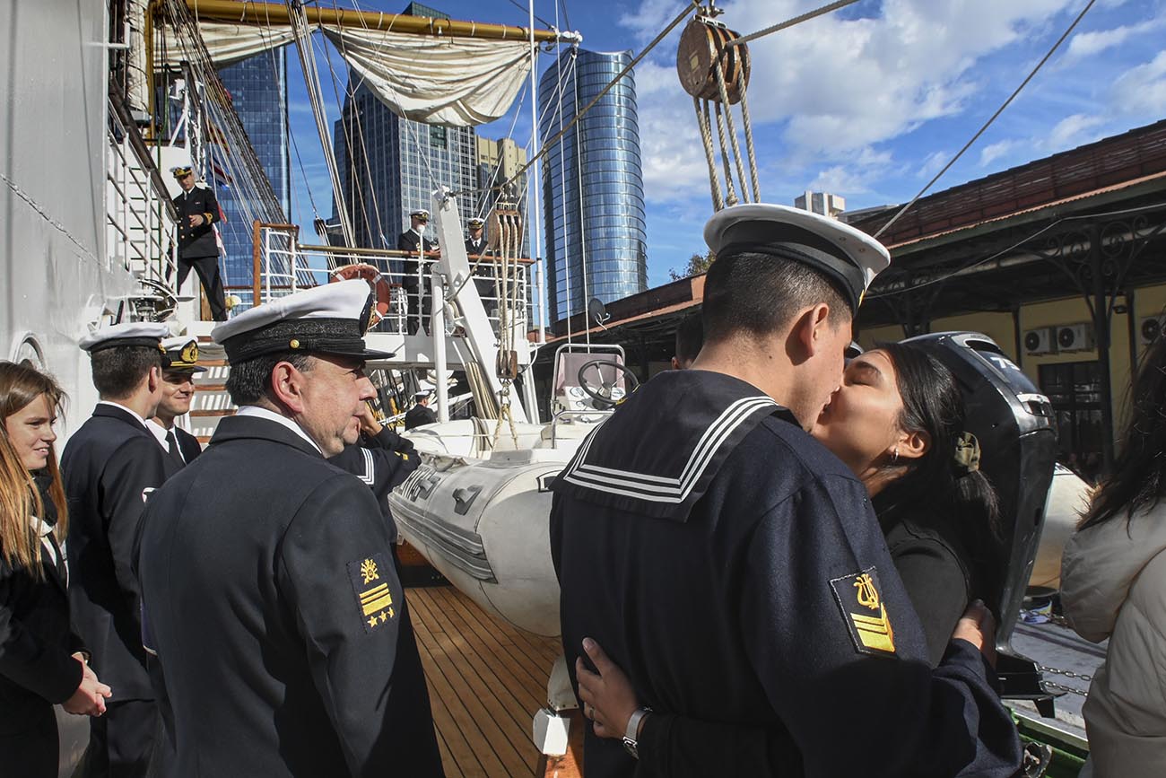 Fragata Libertad. Familiares y allegados despidieron con emoción en el Apostadero Naval de Buenos Aires al medio centenar de Guardiamarinas que partieron a bordo de la Fragata Libertad, que comenzó este mediodía su 51 viaje de instrucción, en el que visitará diez puertos de ciudades fuera del país y 2 de Argentina (Ushuaia y Puerto Madryn), durante 5 meses. (Telam)