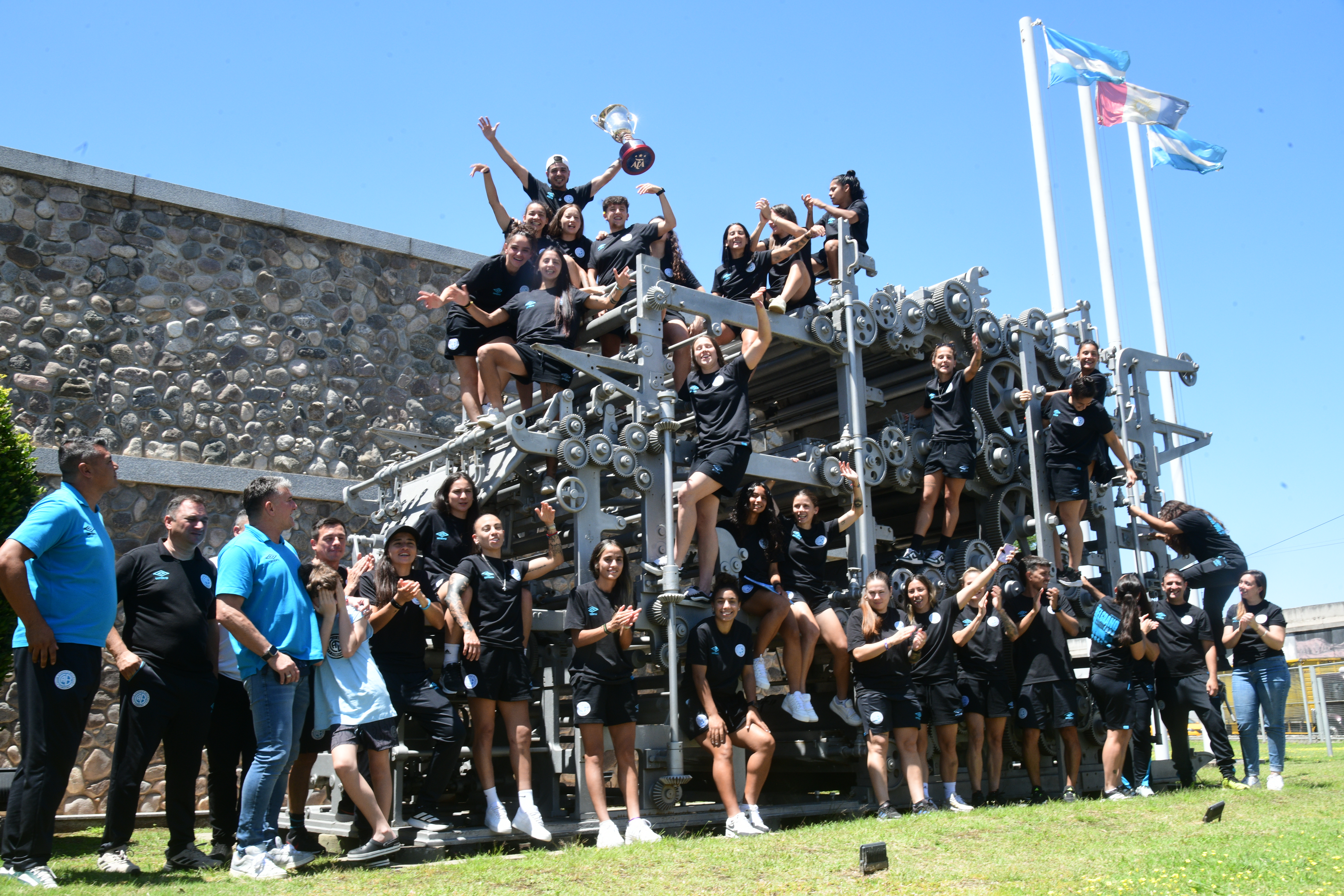 El plantel femenino de Belgrano Campeón de AFA realizó el tradicional brindis de los campeones en La Voz del Interior. Ramiro Pereyra /LVI