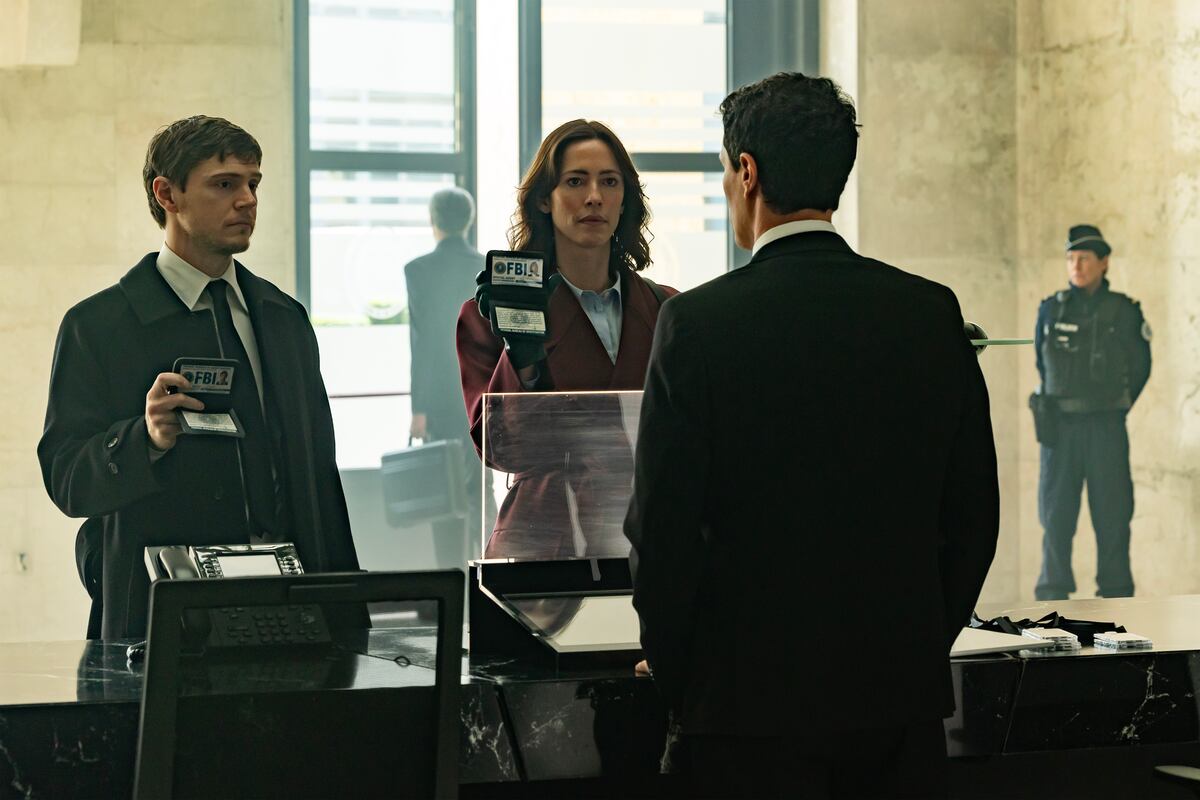 Evan Peters y Rebecca Hall. CR: Philippe Antonello/FX
