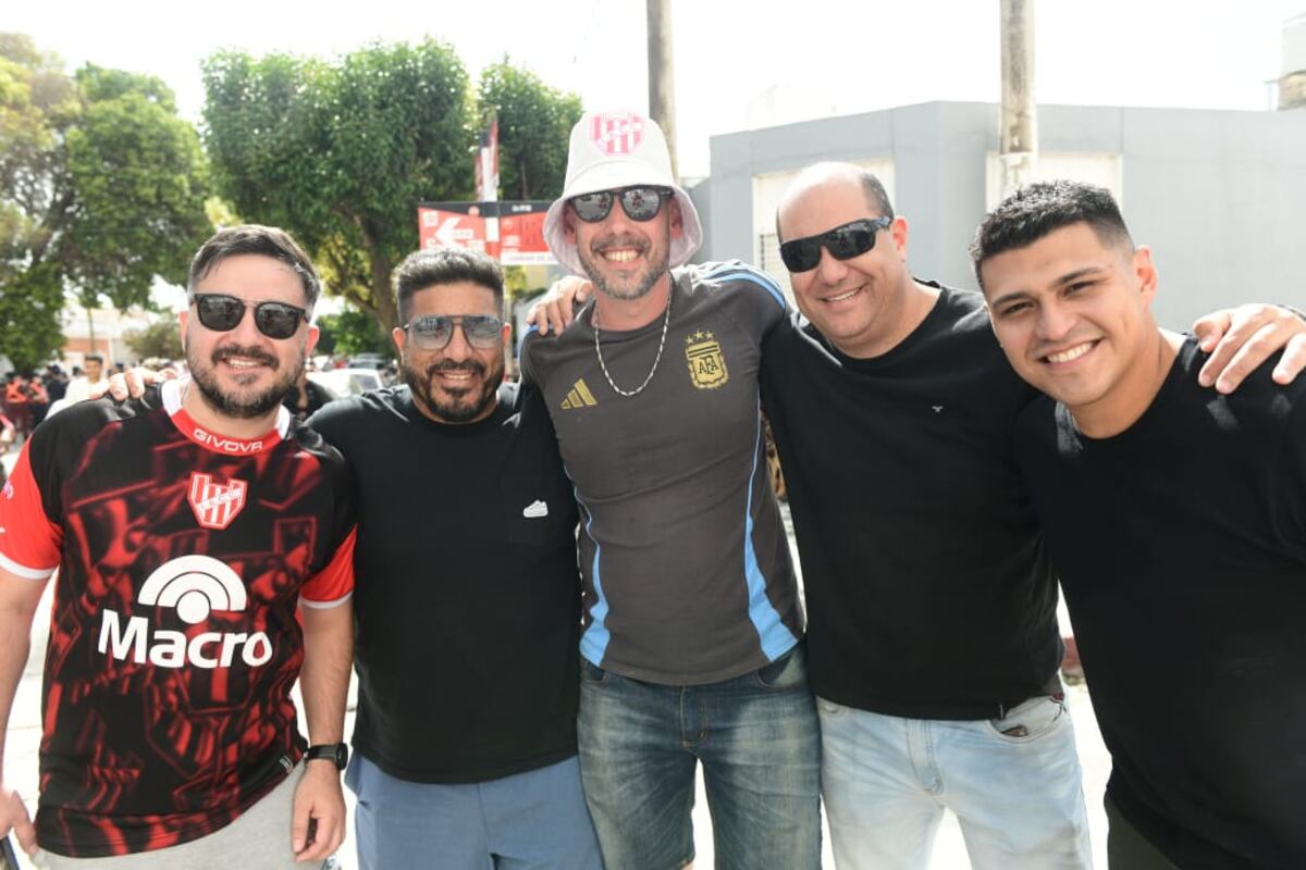Hinchas de Instituto en la previa del clásico con Talleres en Alta Córdoba. (José Gabriel Hernández y Javier Ferreyra / La Voz)