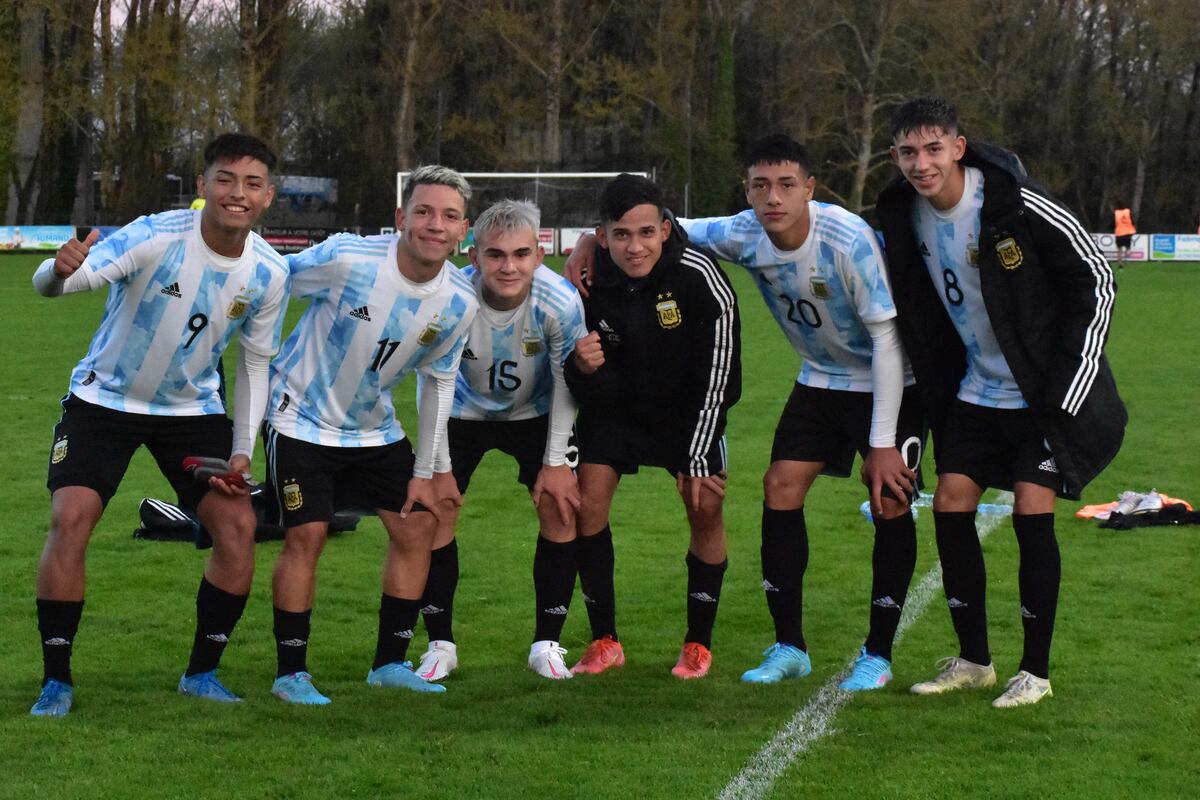 Santiago, con la camiseta "15", en el Mundialito que se está jugando en Francia con la selección Sub 17. (Prensa AFA).