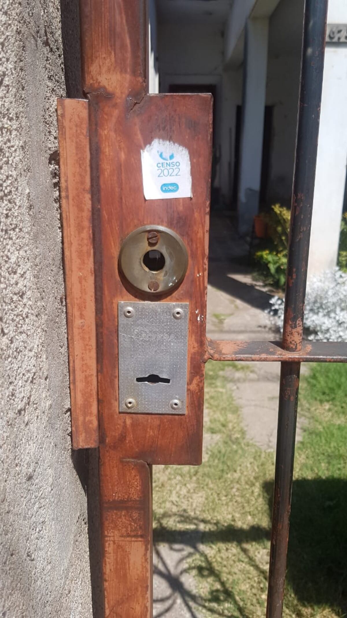 Se roban los picaportes de bronce de las casas de barrio San Martín, en Córdoba capital. (Fotos gentileza)