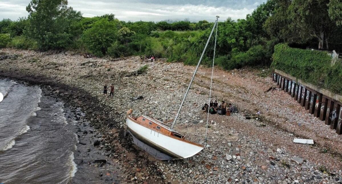El Araucano, el velero que se usó en El Eternauta, quedó destruído en la costa (El Litoral / Gentileza Gente de Río)