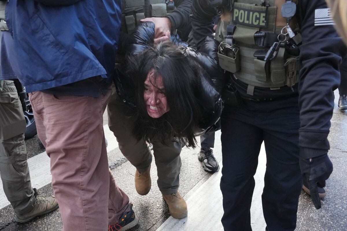 Polémica. Aliya Rahman fue arrastrada de su auto por agentes federales de inmigración. (AP)