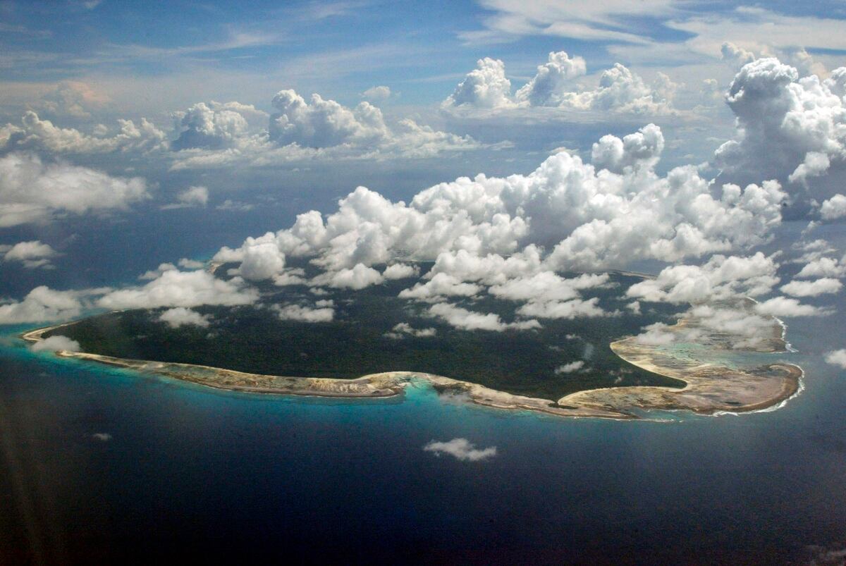 ARCHIVO - Nubes sobre la isla North Sentinel, en las islas Andaman y Nicobar de India, el 14 de noviembre de 2005.  (AP Foto/Gautam Singh, Archivo)