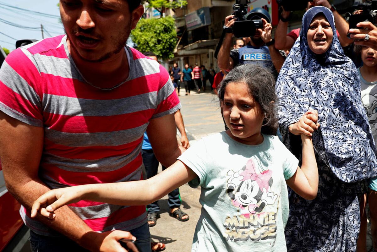 Una niña rescatada de los escombros después de un bombardeo en Gaza. (AP)