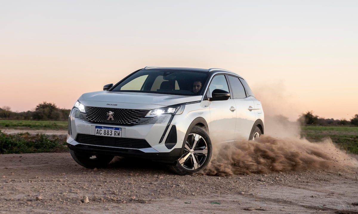 Los híbridos combinan motor a explosión con motores eléctricos para bajar los consumos. En el caso del Peugeot 3008, además se puede enchufar.