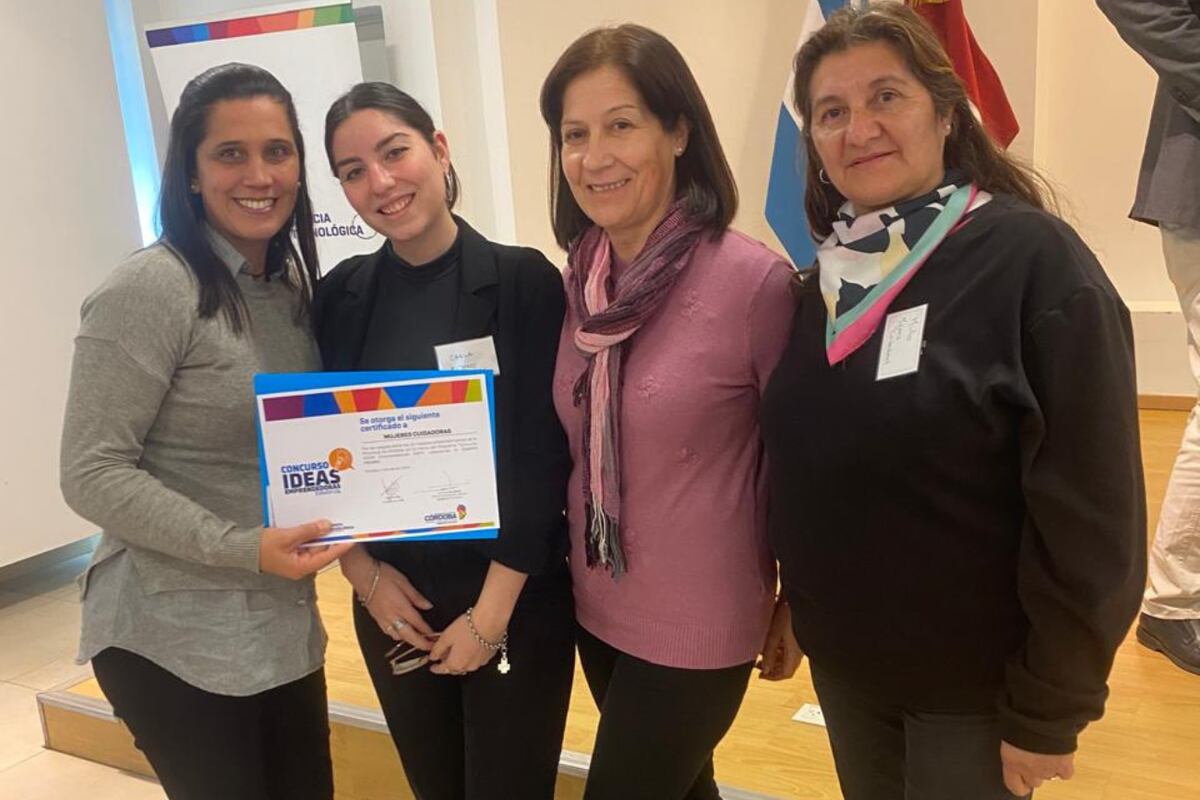 Premiación concurso Ideas Emprendedoras 2024, de izq a der Micaela Becerra, Carla Zárate coordinadoras, Elena Sandivarez y Mirta Plascencia participantes del taller. (Foto: gentileza “Mujeres cuidadoras: corazones que cuidan”)