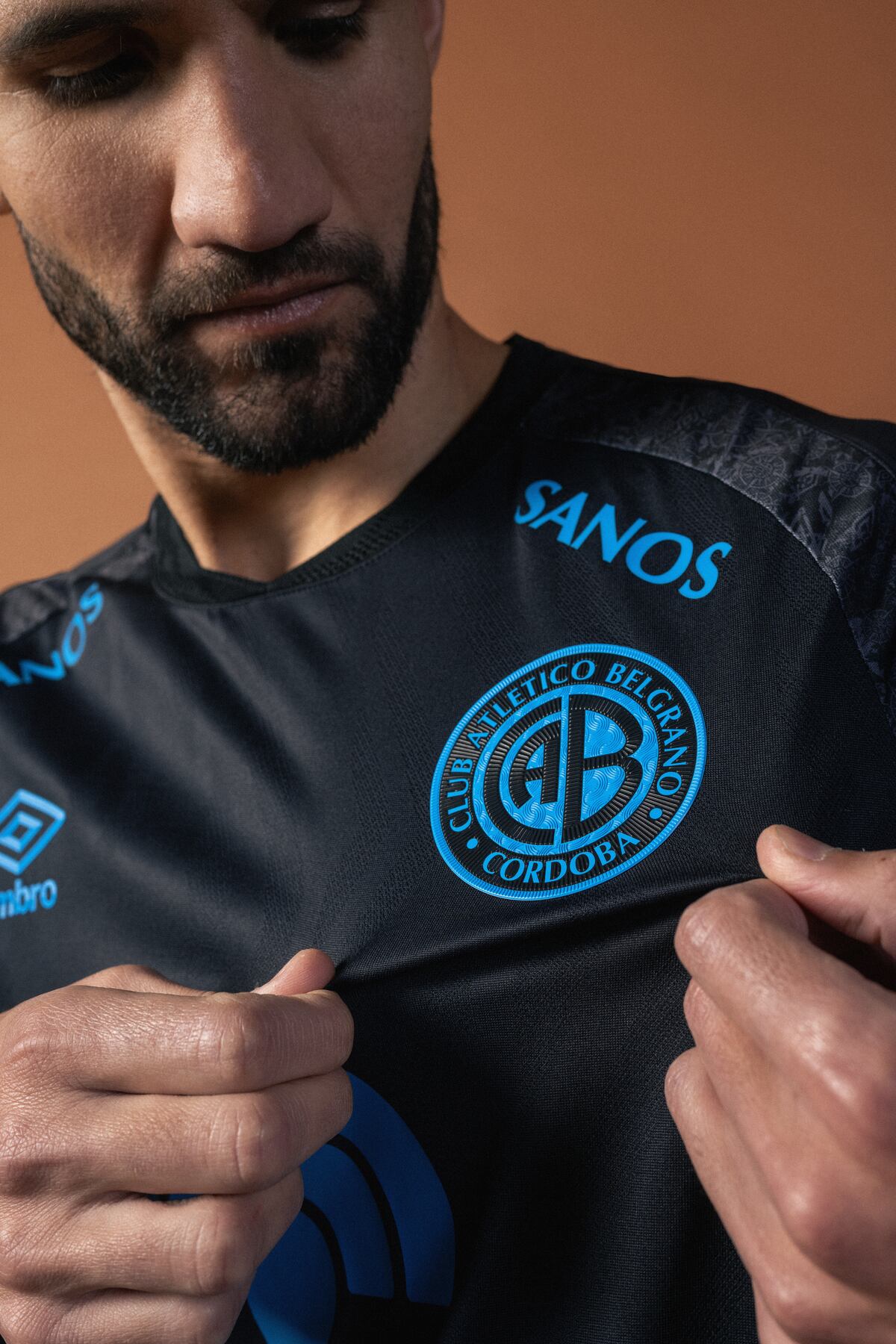 Las fotos de Belgrano con los detalles de sus nuevas remeras. (Prensa Belgrano)