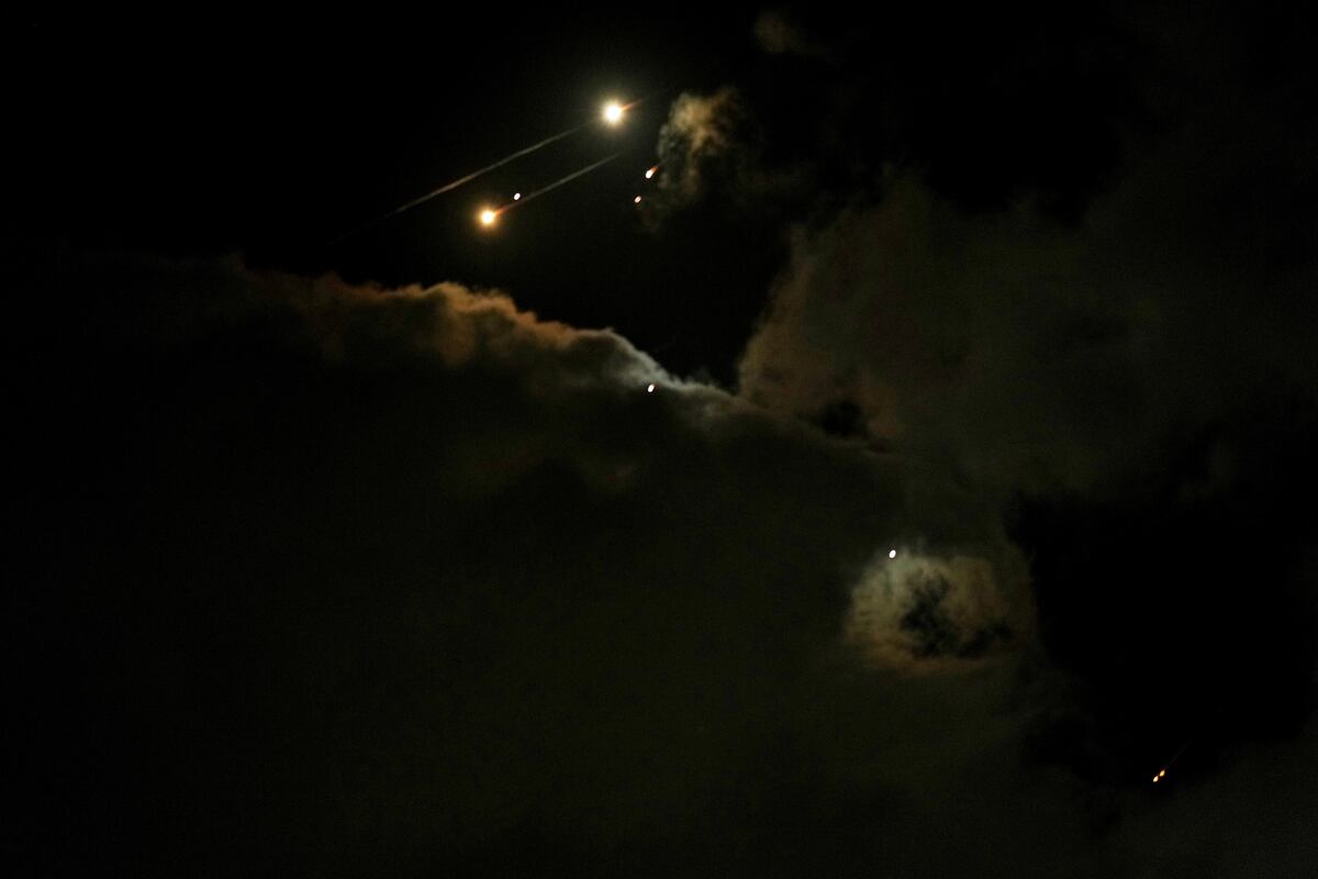 Misiles en el cielo de Israel, este sábado. (AP)