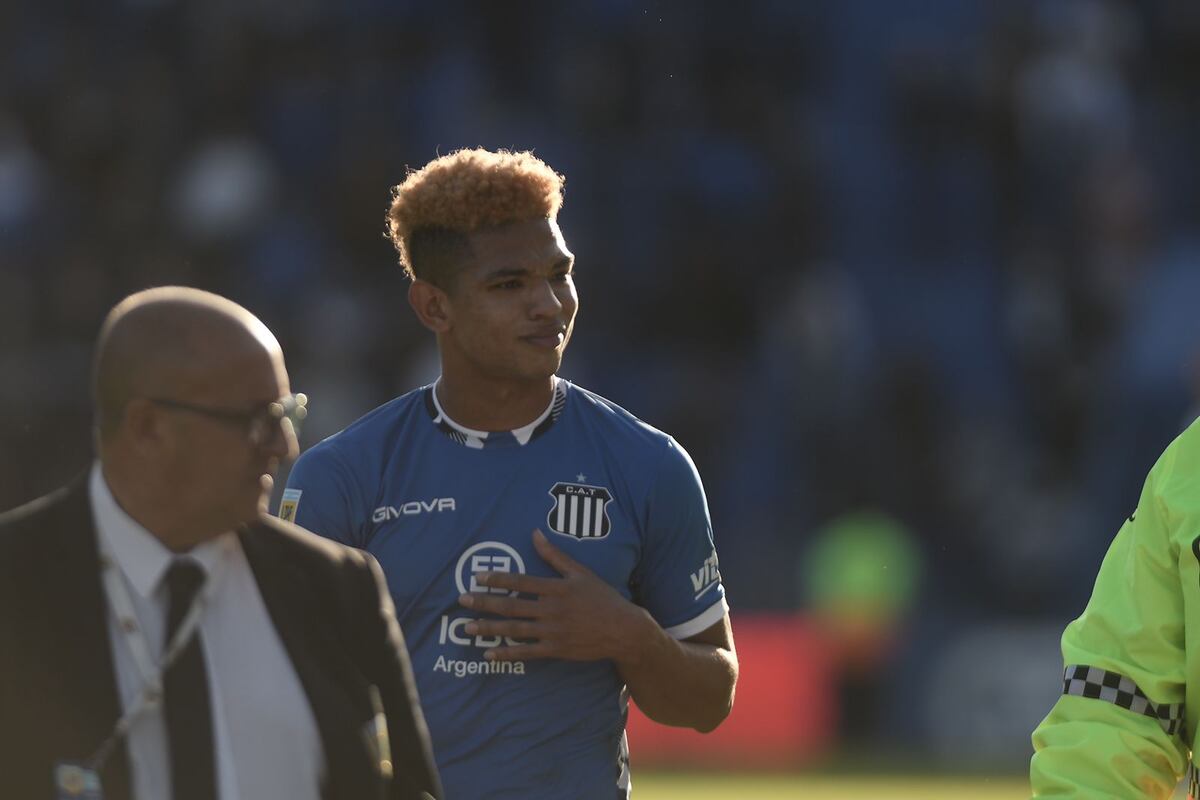 Diego Valoyes y un gesto a la platea de Vélez. (Federico López Claro)