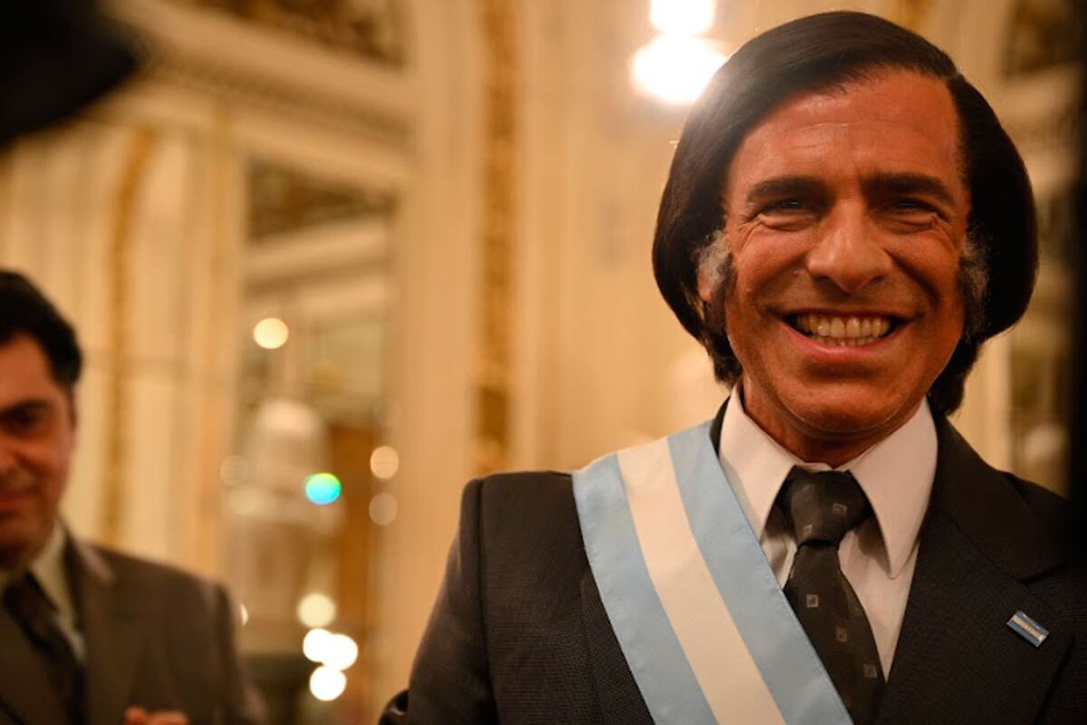 Leonardo Sbaraglia como Carlos Menem. Foto: Federico Romero / Prime Video.