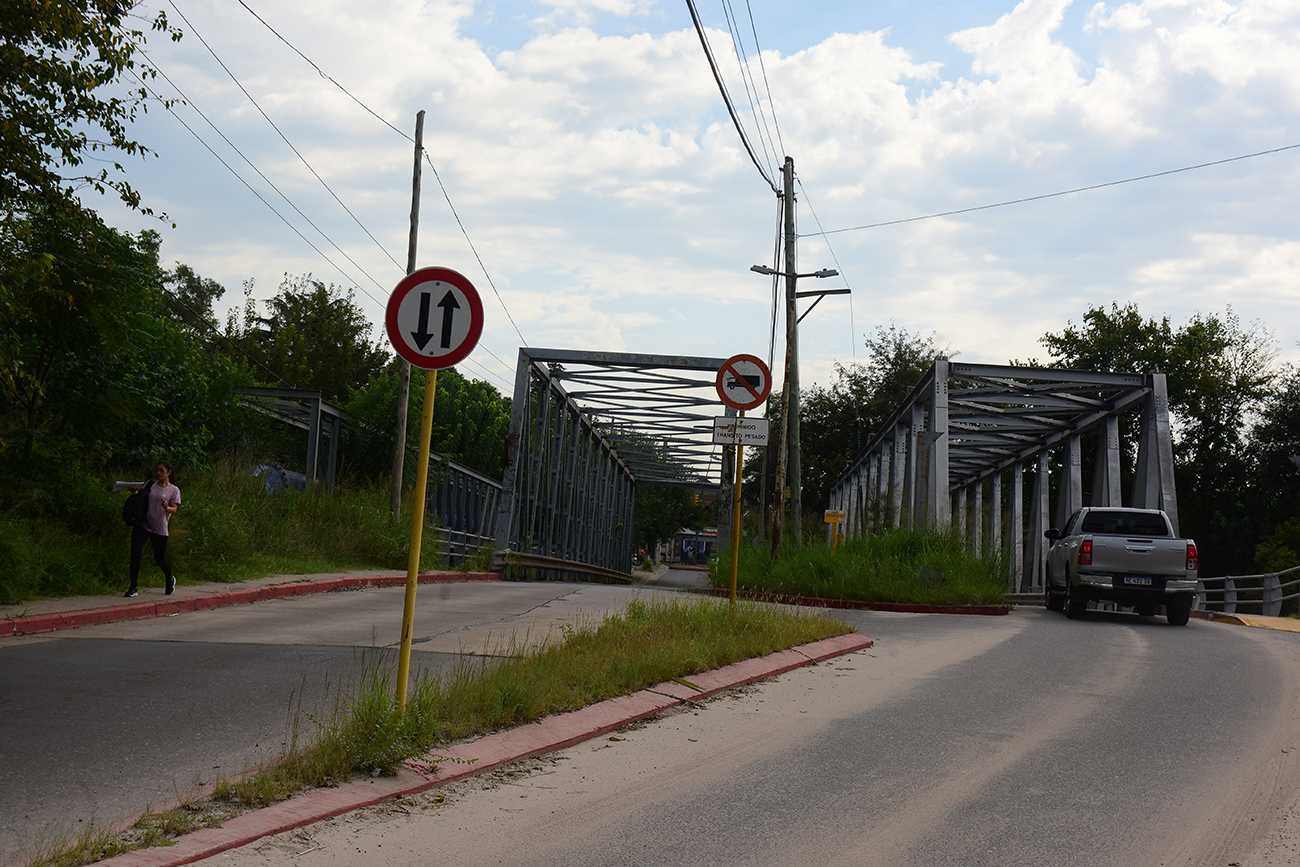 Barrio La Carolina. Vecinos se quejan por falta de desmalezamiento en el ingreso al barrio y veredas. (José Gabriel Hernández / La Voz)