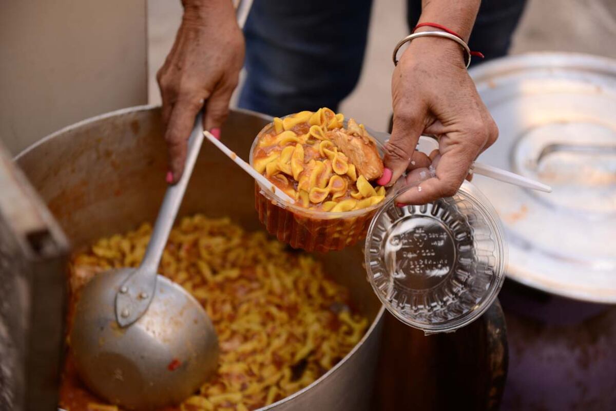 Alimento. Guiso de fideos y arroz, es el menú principal que los manifestantes reciben de las organizaciones piqueteras. El mate cocido, es también una infusión importante.  (José Gabriel Hernández)