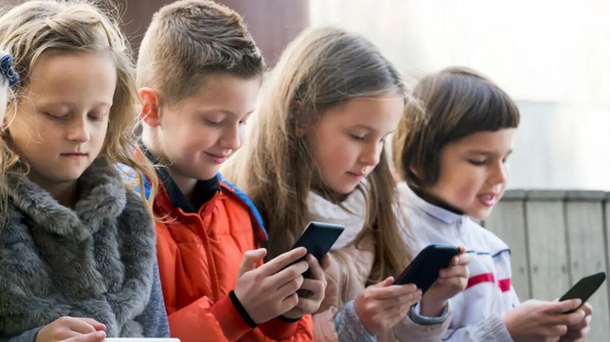 Celulares: el regalo tecnológico que desplazó a los juguetes en el árbol de Navidad 2025