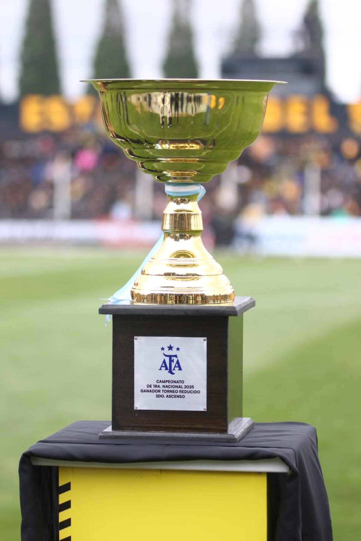 El trofeo que buscan Deportivo Madryn y Estudiantes de Río Cuarto. (Prensa Estudiantes RC).
