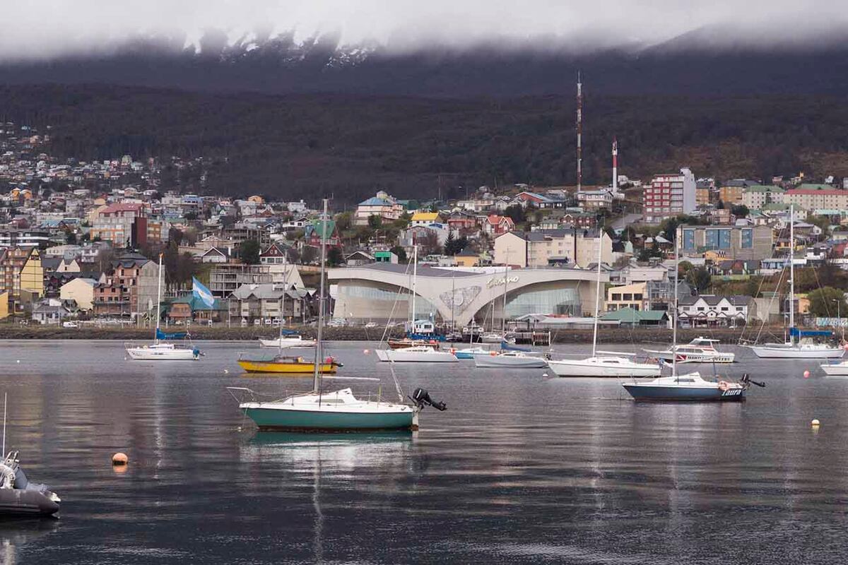 Desde el muelle. Se aprecia el centro de la ciudad y el particular edificio del casino, ya cerrado, con forma de cola de ballena. (Gentileza: Mario Cherrutti)