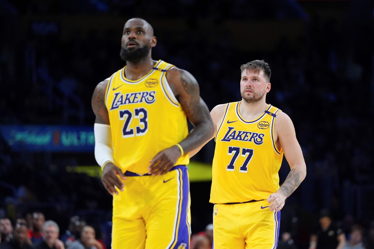 LeBron James y Luka Doncic, al frente de las esperanzas de los Lakers para la nueva temporada. (AP / Archivo)