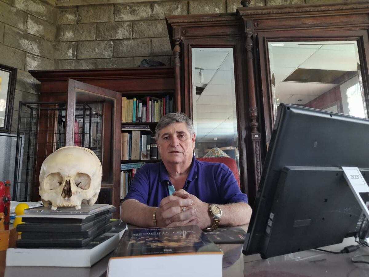 El médico forense Mario Vignolo, tras largas décadas de arduo trabajo y de esclarecer crímenes, finalmente se jubiló. (La Voz)