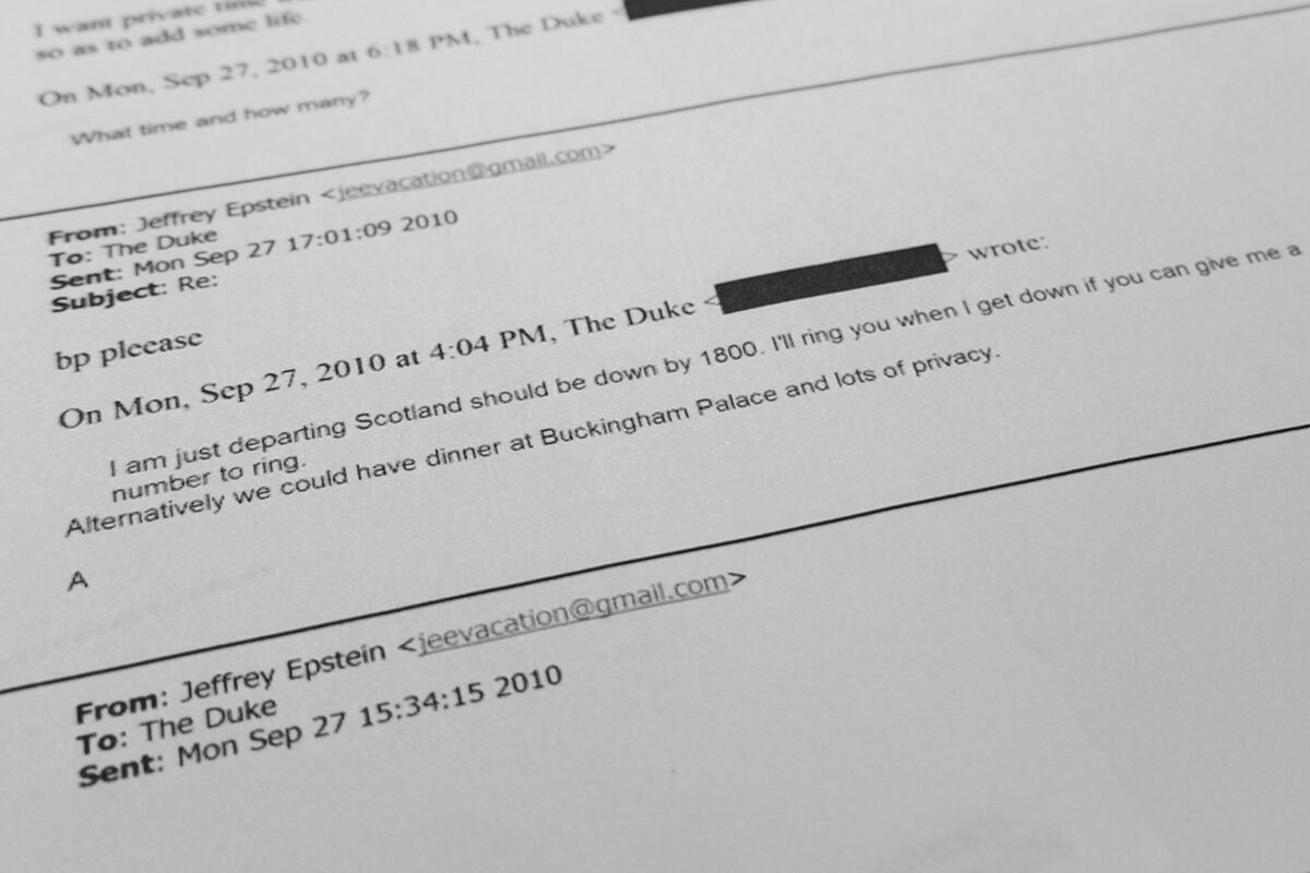 Un documento que muestra un intercambio de correos electrónicos entre Jeffrey Epstein y Andrew Mountbatten-Windsor, anteriormente conocido como el Príncipe Andrés, y a quien Epstein se refería como "El Duque", publicado en un comunicado del Departamento de Justicia de EE. UU., es fotografiado el sábado 31 de enero de 2026. (Foto AP/Jon Elswick, Archivo)