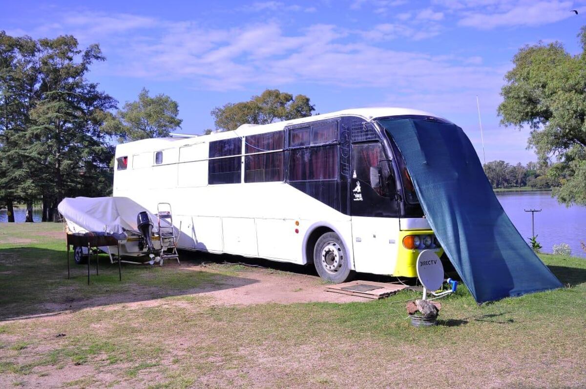 Acampes ilegales y casi permanentes en el lago de Embalse. (Municipalidad)