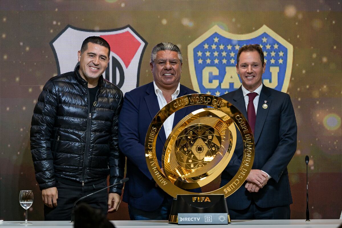 Conferencia River-Boca. El trofeo del Mundial de Clubes.