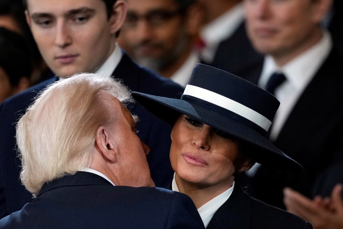 Melania Trump y su sombrero, viralizados tras la ceremonia de posesión presidencial de Donald. (AP Photo/Julia Demaree Nikhinson, Pool)