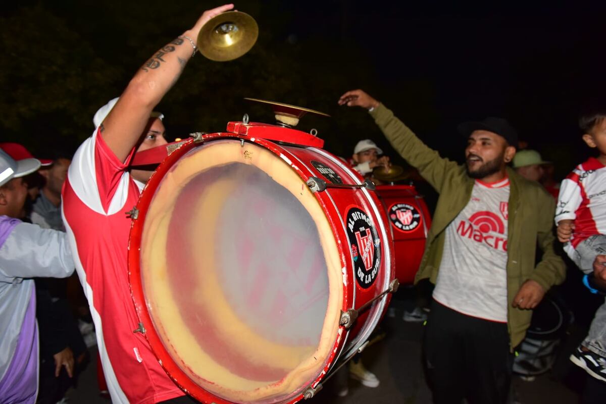 Hinchas de Instituto en la previa del partido con Central Córdoba por el Torneo Apertura. (Jorge Peñalba / La Voz)