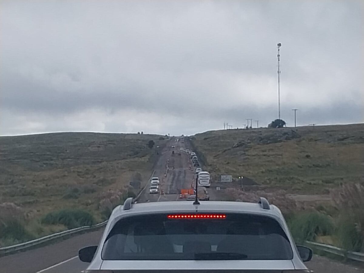Fila de vehículos sobre la Ruta Provincial 34, a la altura de El Cóndor en pleno fin de semana largo. (Gentileza)