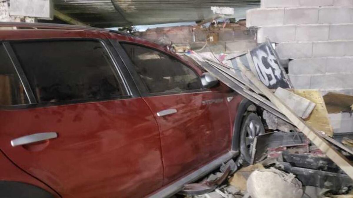 Auto se incrustó contra una casa en Argüello. (El Doce)
