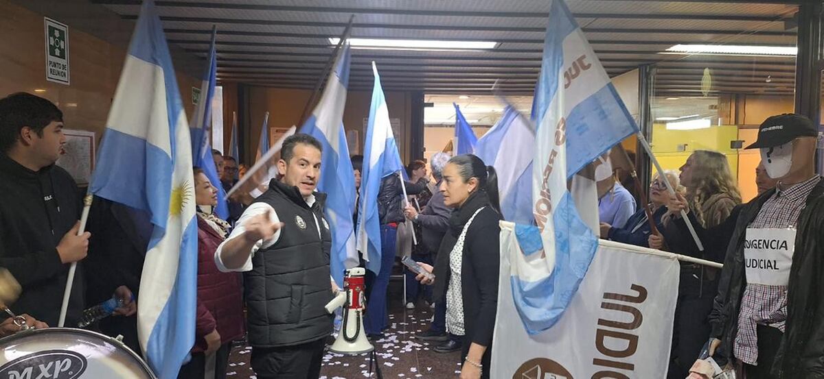 Protestas. Judiciales federales "empapelaron" otra vez la torre de la Justicia Federal de Córdoba. La manifestación es encabezada por el secretario general de la UEJN local Juan Pablo Tripputi. (Archivo)