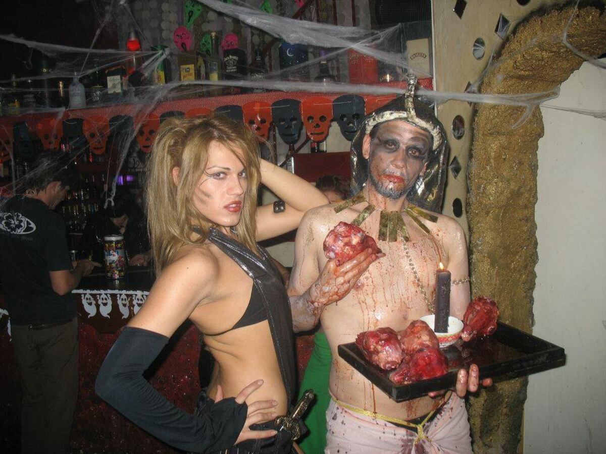 Mariana, durante una "performance" en el mítico El Ojo Bizarro. (Gentileza Mariana Genesio Peña)