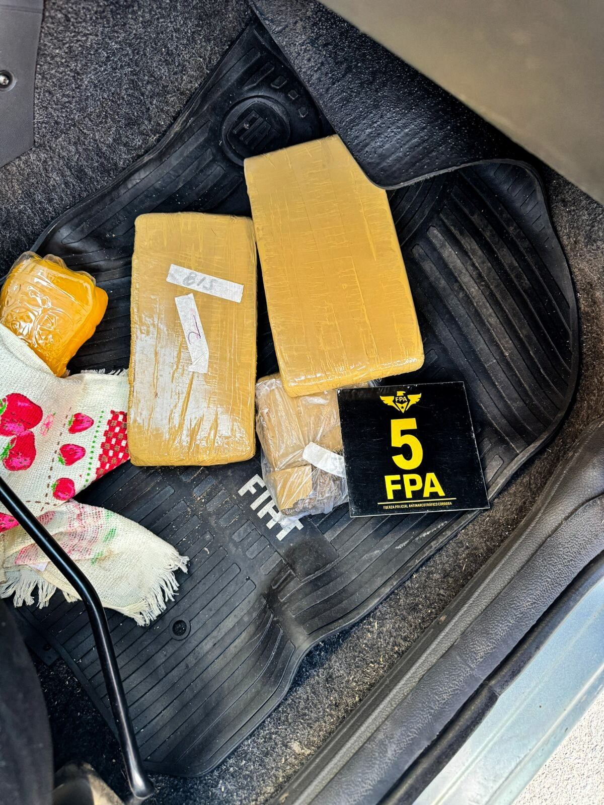 Dentro del auto, incautaron marihuana, cocaína y dinero en efectivo, tanto en pesos como en dólares. (Fuerza Policial Antinarcotráfico)