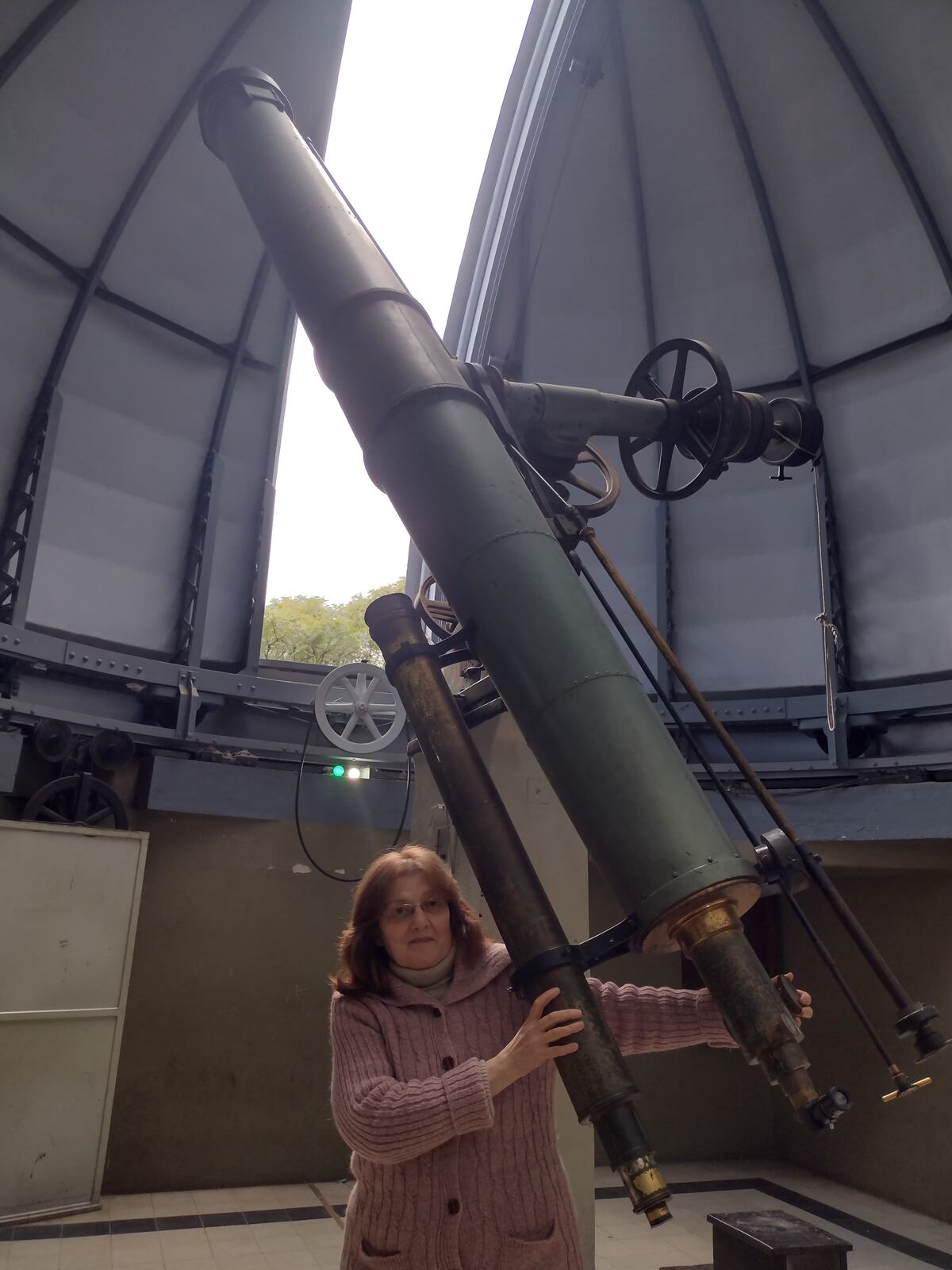 Mercedes Gómez con el telescopio de OAC. (Gentileza)
