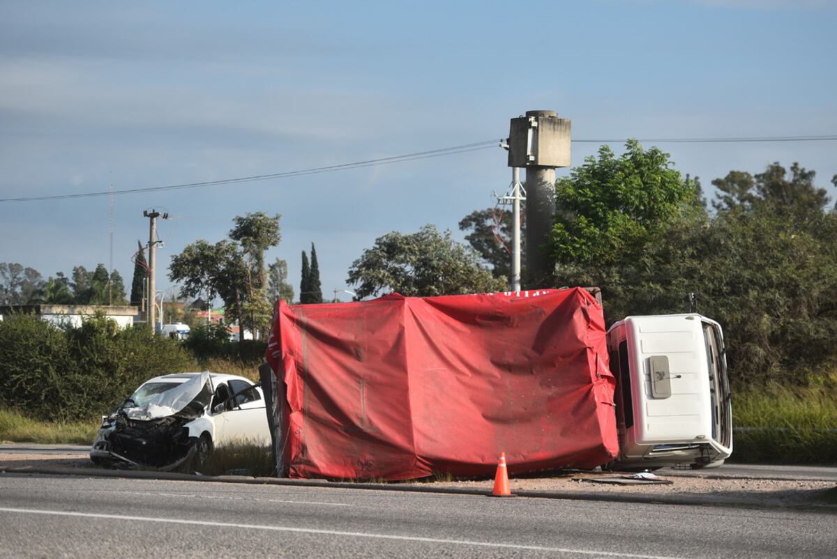 Choque entre un camión y un auto, sobre la ruta 19 a la altura del Mercado de Abasto. (Pedro Castillo/La Voz)