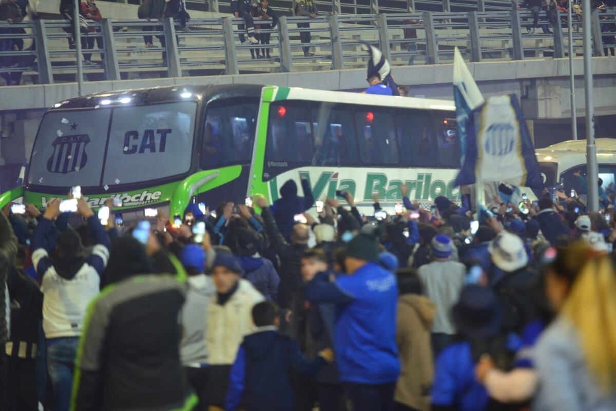 La hinchada de Talleres en el Kempes para recibir al plantel. (Facundo Luque y Javier Ferreyra)