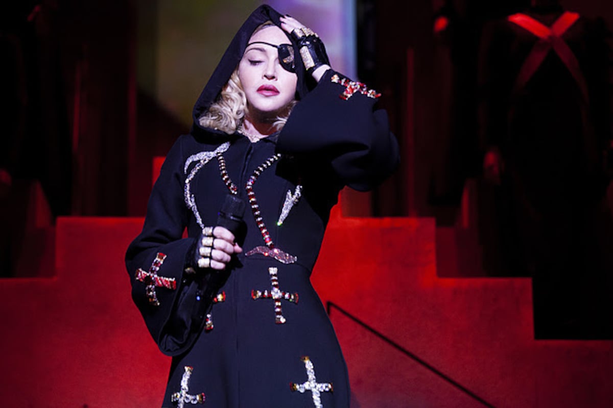 Madonna caracterizada como "Madame X", una agente secreta que viaja por todo el mundo, cambia de identidad, lucha por la libertad y lleva luz a lugares oscuros. (Paramount+)