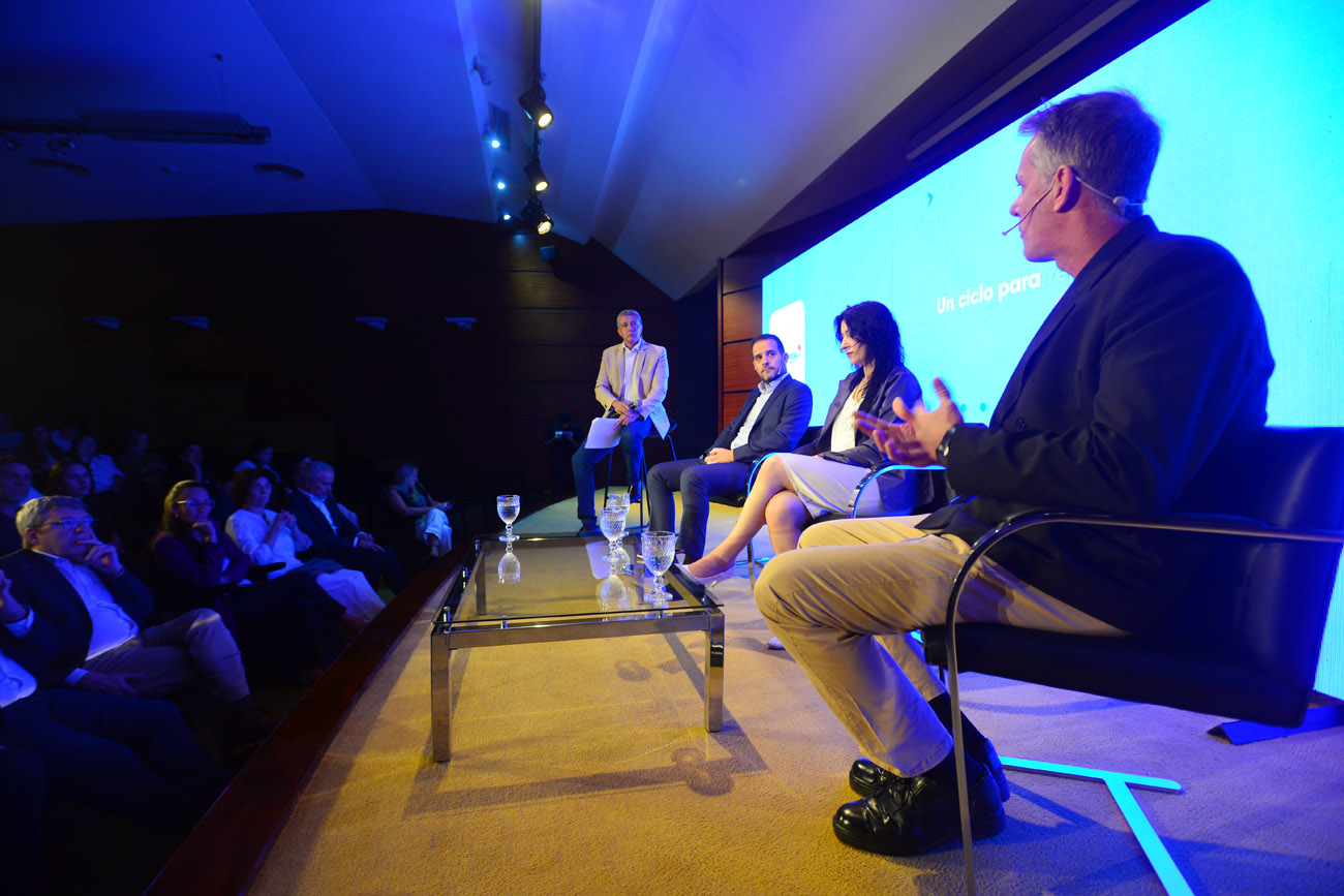 INTERCAMBIO. Panel en el que participaron Carlos Villar (Hins), Betina Azugna (Grupo Sancor Seguros) y Julio Scodelari (Georgalos). (Nicolás Bravo / La Voz)