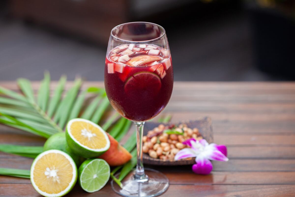 La sangría se toma muy fría, con varios cubitos de hielo y rodajas de las frutas utilizadas en la jarra. Foto: Pixabay / Grupo Edisur