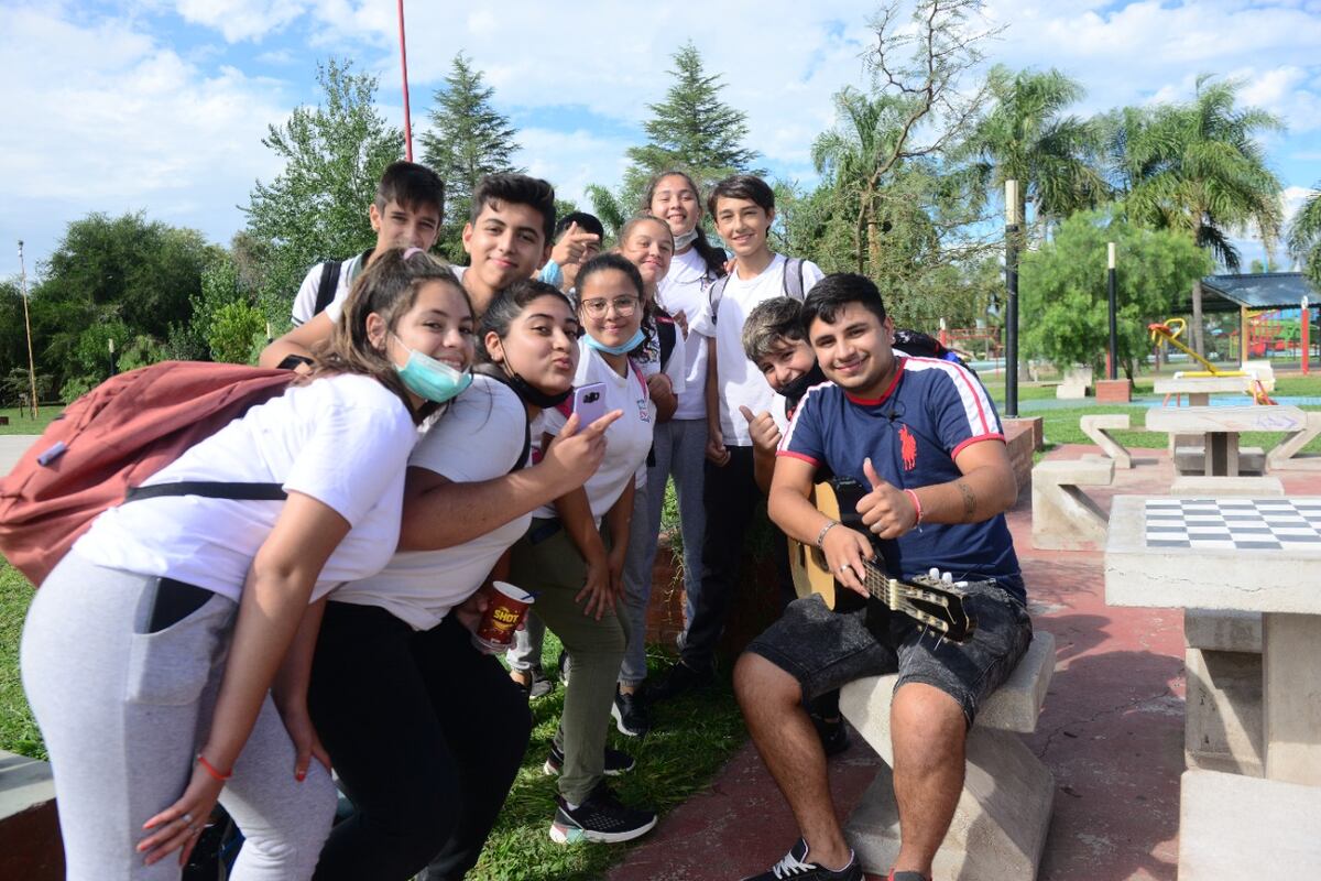 Francisco Benítez junto a los chicos de la escuela que se acercaron para saludarlo en la plaza de su pueblo. (José Gabriel Hernández)