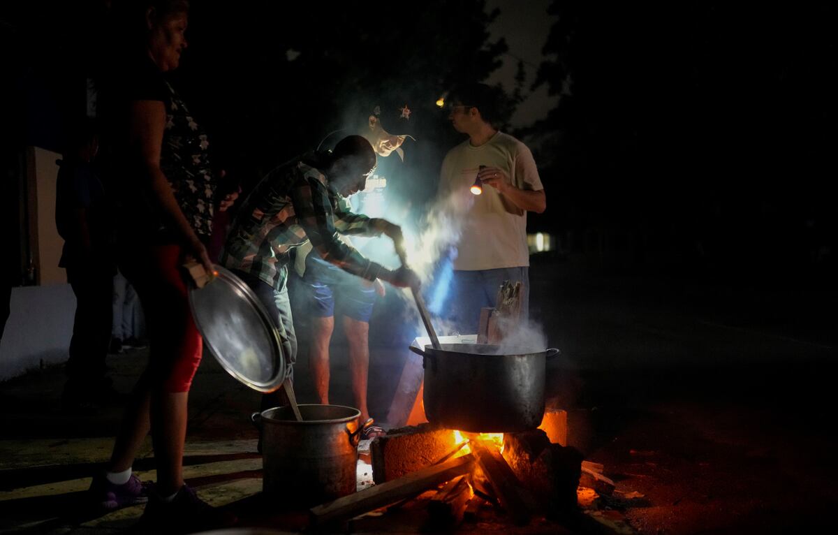 Vecinos preparan una sopa durante el apagón del 19 de octubre en La Habana, tras la falla de una importante planta eléctrica. (AP / Ramon Espinosa)