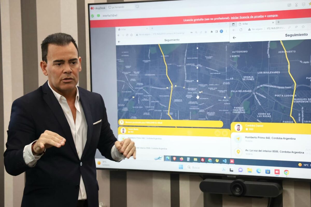 El secretario de Transporte municipal, Marcelo Rodio, presentó la versión beta de la aplicación municipal para pedir taxis y remises a gremios, agrupaciones y agencias del sistema de autos con chofer (Prensa Municipalidad de Córdoba).