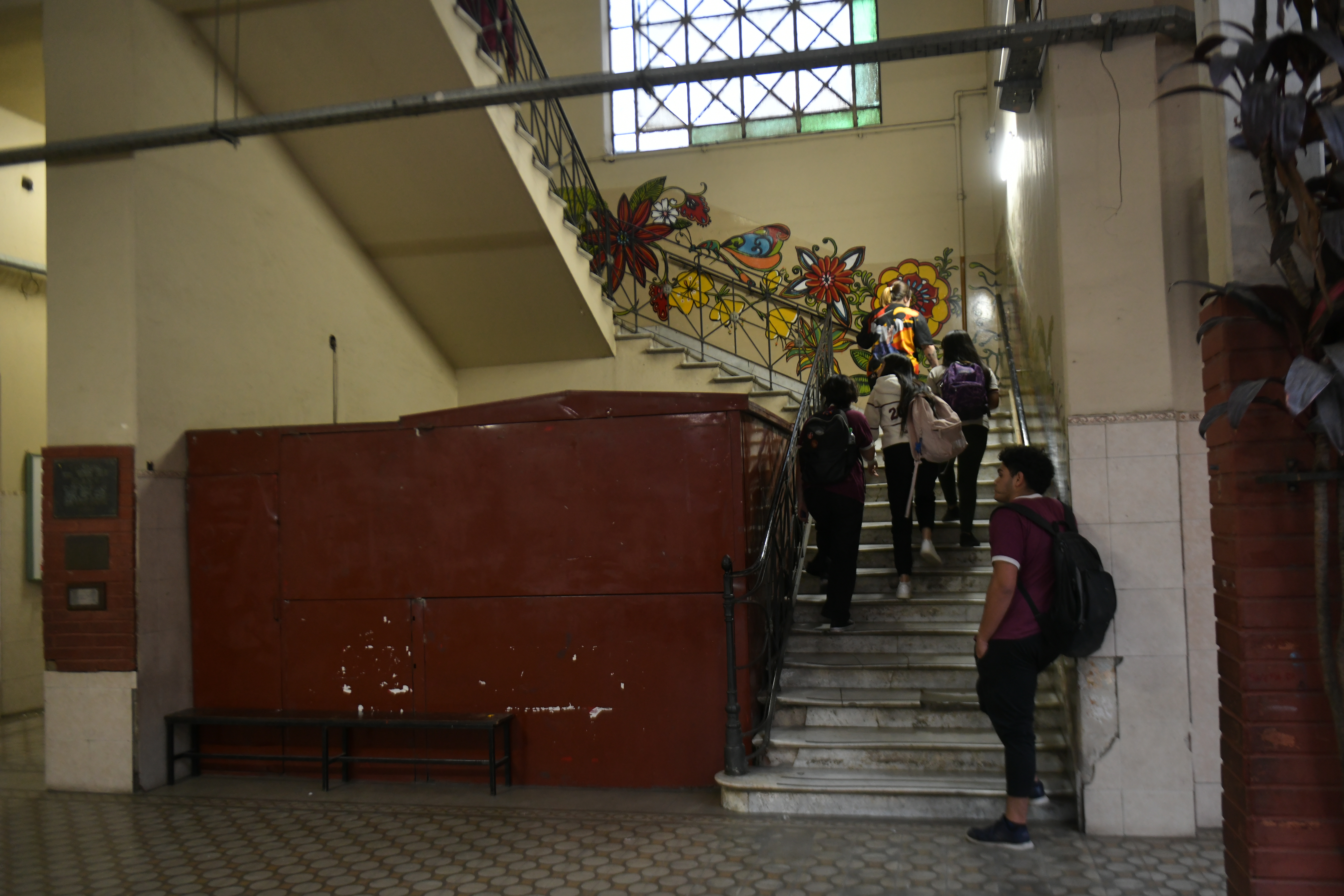 Instituto Pedro Ignacio de Castro Barros es una escuela que tiene un bachillerato para adultos y asisten jóvenes y adultos para terminar el secundario.