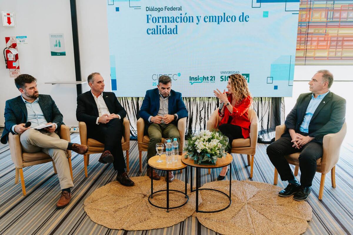 Esteban Torre, Director del Programa de Educación de CIPPEC; Carlos Velasco, gerente ejecutivo de Comunicaciones, Asuntos Públicos de Fundación Acindar; Andrés Pallaro, director del Observatorio del Futuro Insight 21; Laura Jure, ministra de Desarrollo Social y Promoción del Empleo de Córdoba; y Horacio Ferreyra, ministro de Educación de Córdoba. (Cippec)