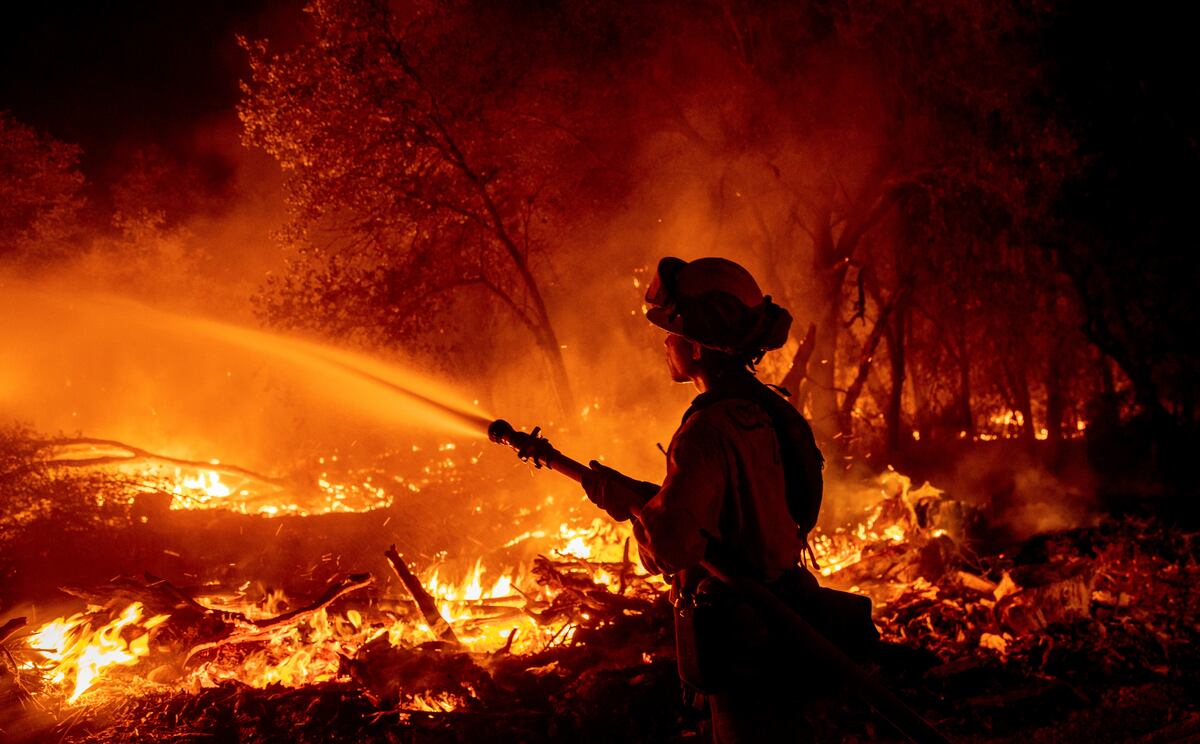 Al menos 100 inmuebles ardieron durante el incendio de Fawn, en el norte de California. (AP)