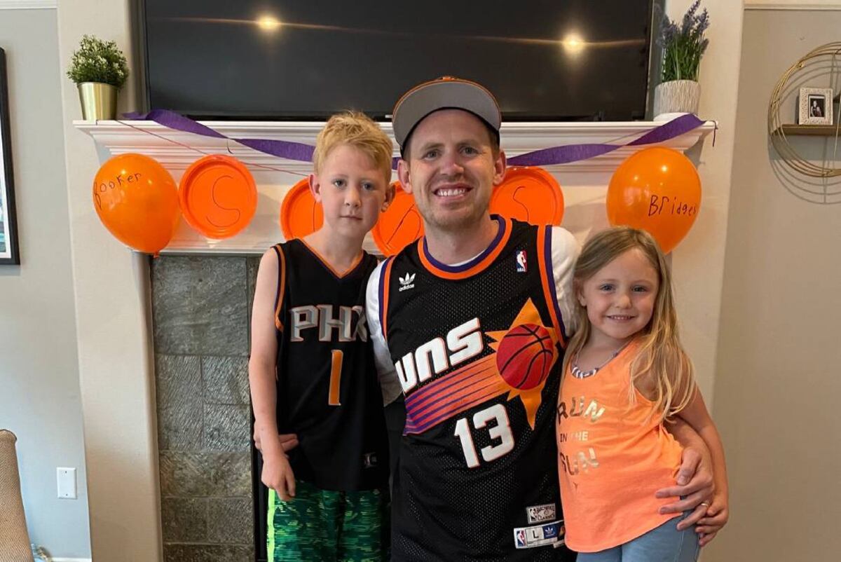 Jimmy junto a sus hijos, también fanáticos de los Suns.