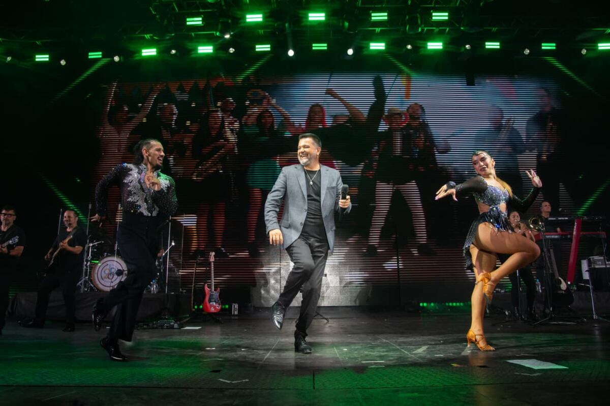Rojas disfrutó su presentación y mostró su destreza para acompañar a sus bailarines. (La Voz).