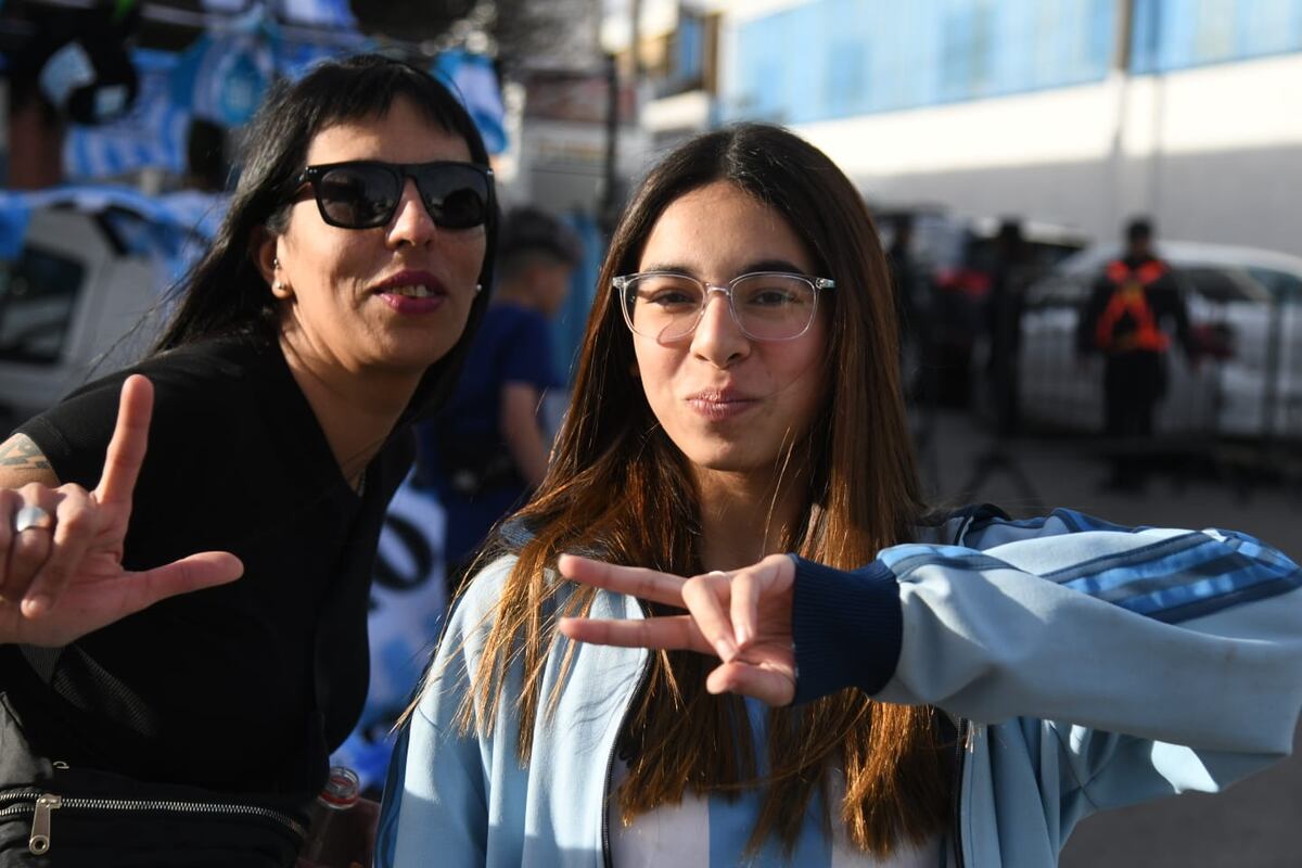 Racing fue local de Aldosivi de Mar del Plata y, como siempre, estuvo La Voz para hacer su clásica sección Cara ‘e Cancha, retratos de una pasión. Fotografías de Ramiro Pereyra, reportero gráfico del diario.