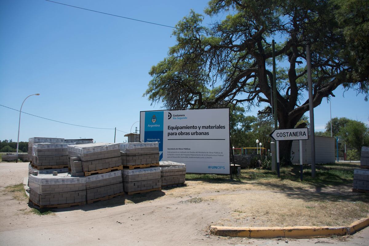 Río Segundo larga la obra de adoquinado de su costanera (La Voz)